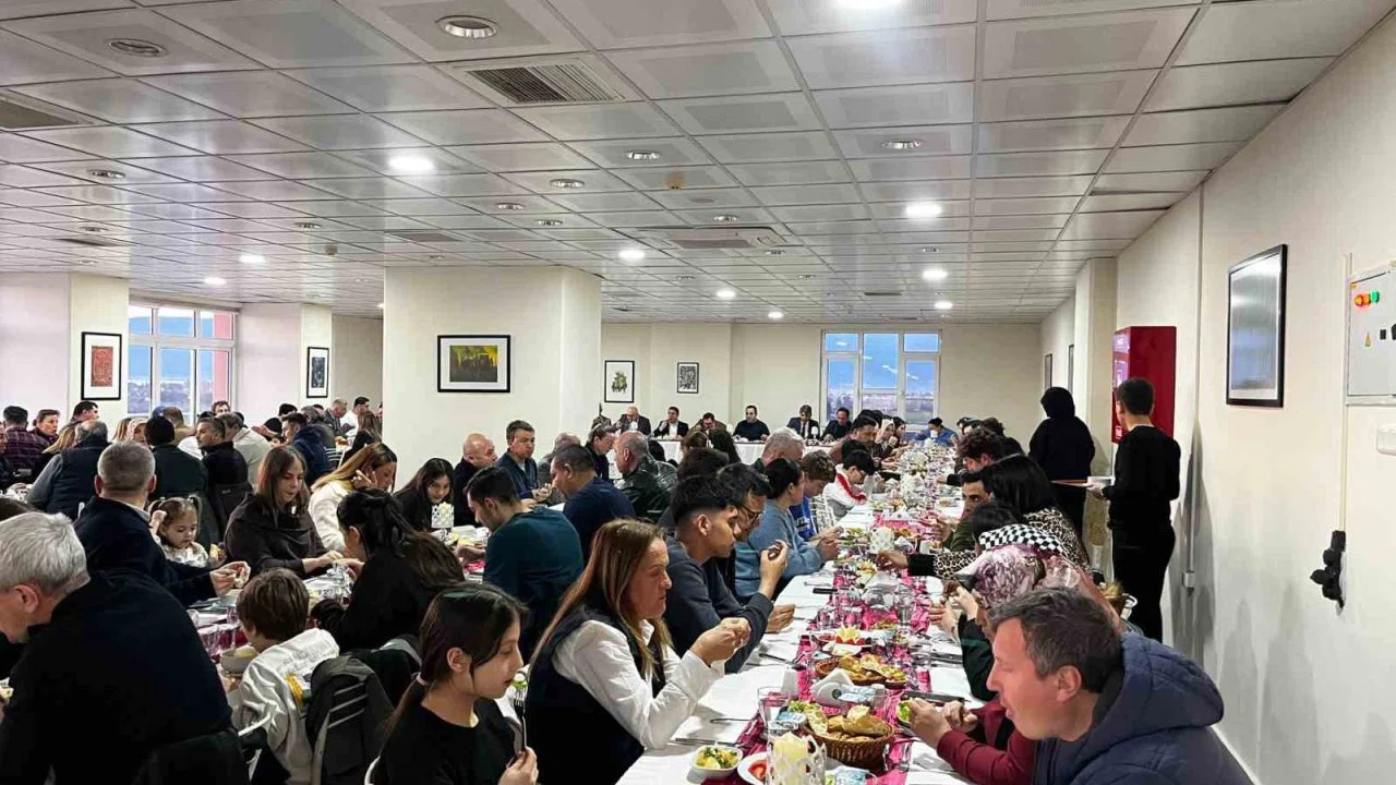 Burhaniye’de akademik ve idari personel iftarda buluştu