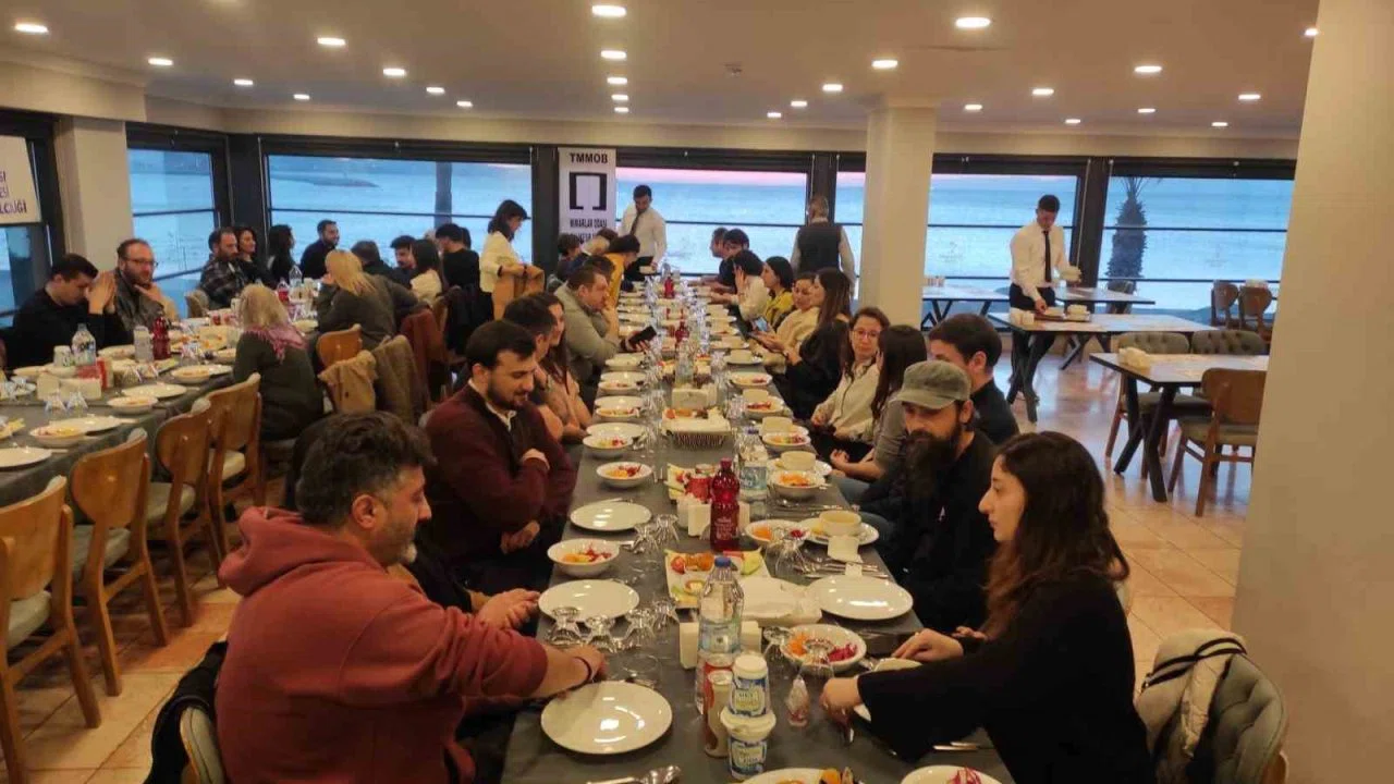 Burhaniyeli mimarlar iftarda buluştu