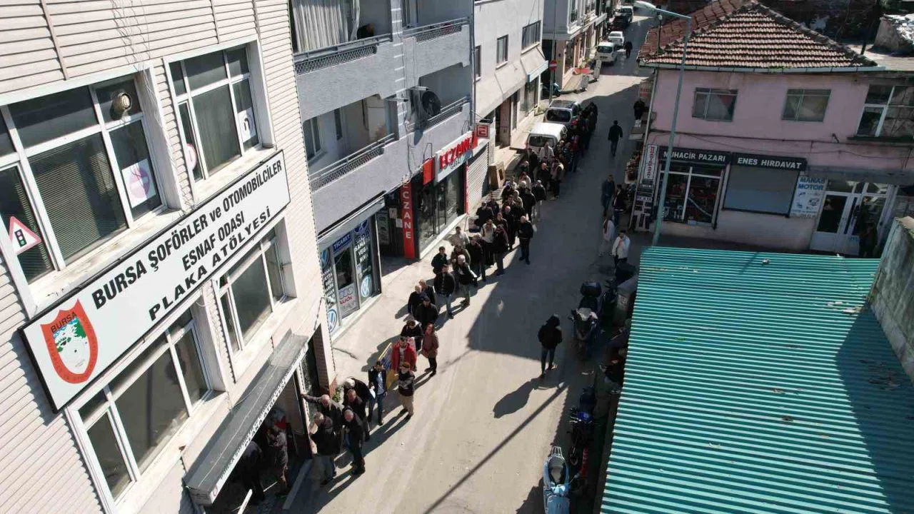 Bursa’da APP plaka izdihamı...Kuyruk sokaklara taştı