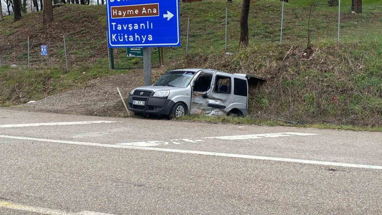 Bursa’da kamyonet ile hafif ticari araç çarpıştı: 4 yaralı