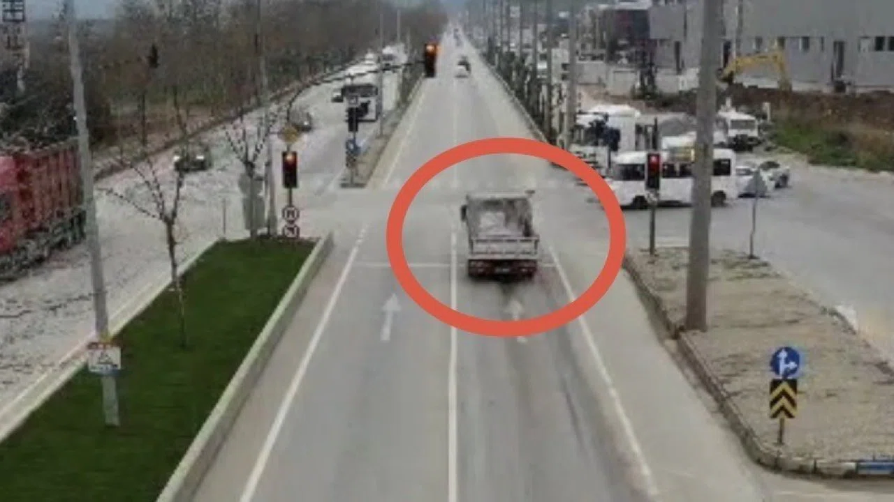 Bursa’da kırmızı ışık ihlali yapan araçlar dron ile böyle tespit edildi