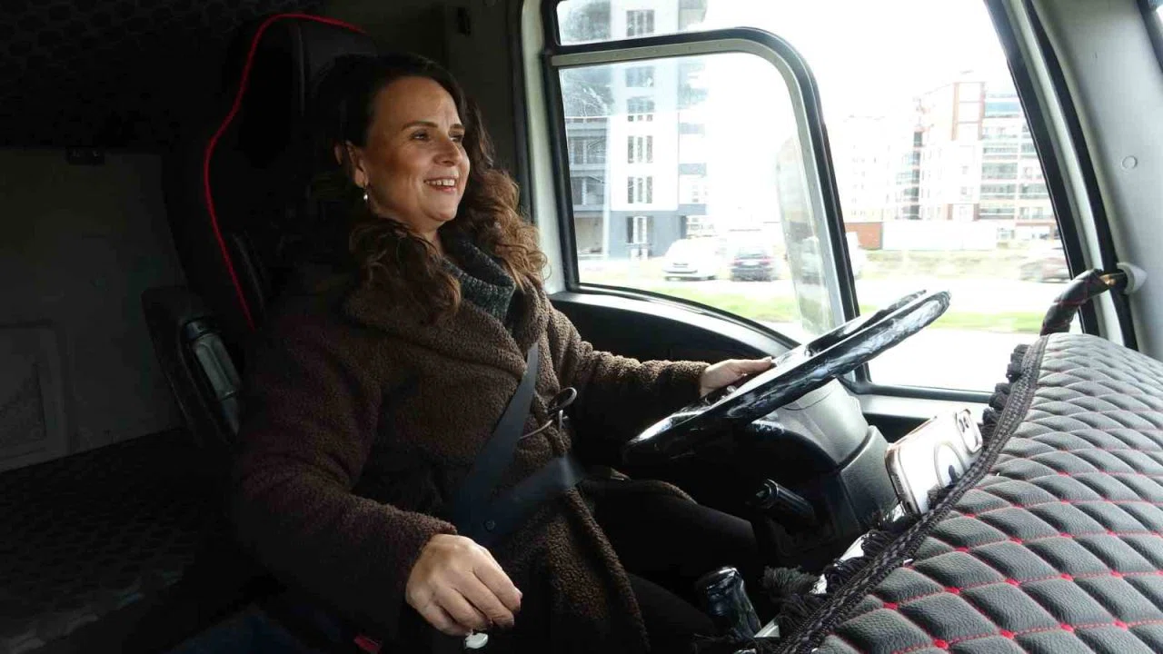 Büyük araçlara küçüklüğünden beri hayranlık duyan Buket, 3 yıldır ağır vasıta eğitmenliği yapıyor