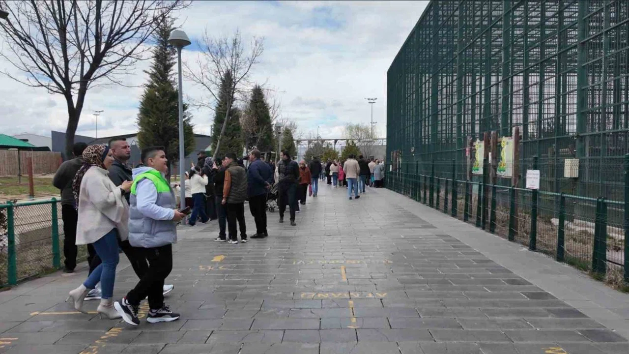 Büyükşehirin hayvanat bahçesinde bayram yoğunluğu: 40 bin ziyaretçi