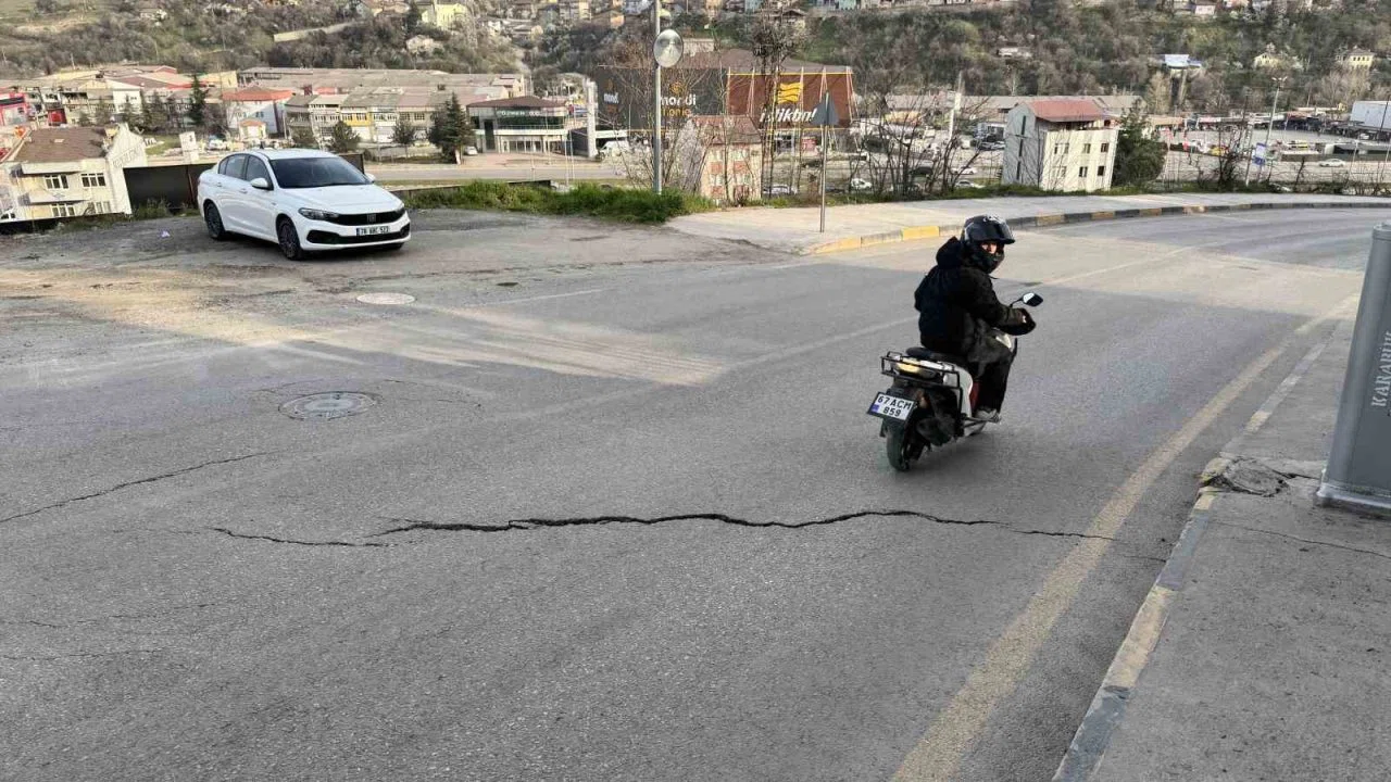 Cadde yolunda oluşan çatlaklıklar tehlike oluşturuyor