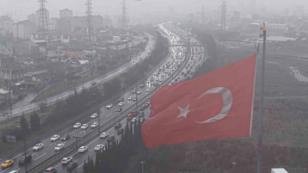 Çamlıca Gişeleri’nde dönüş yoğunluğu havadan görüntülendi