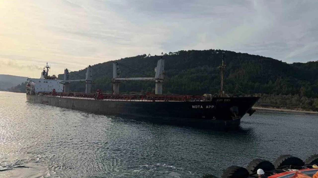 Çanakkale Boğazı’nda karaya oturan gemi için kurtarma çalışması başladı, boğaz trafiğe kapandı