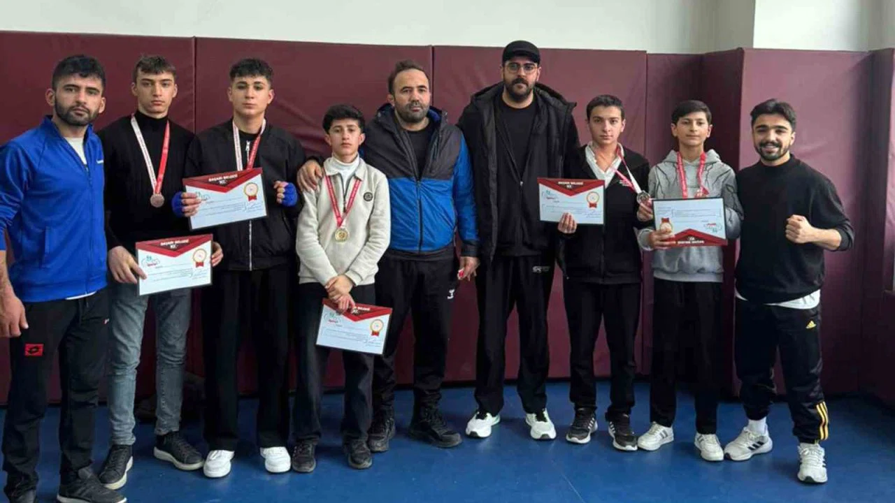Çataklı öğrenciler Muay Thai İl Şampiyonası’nda derece elde etti