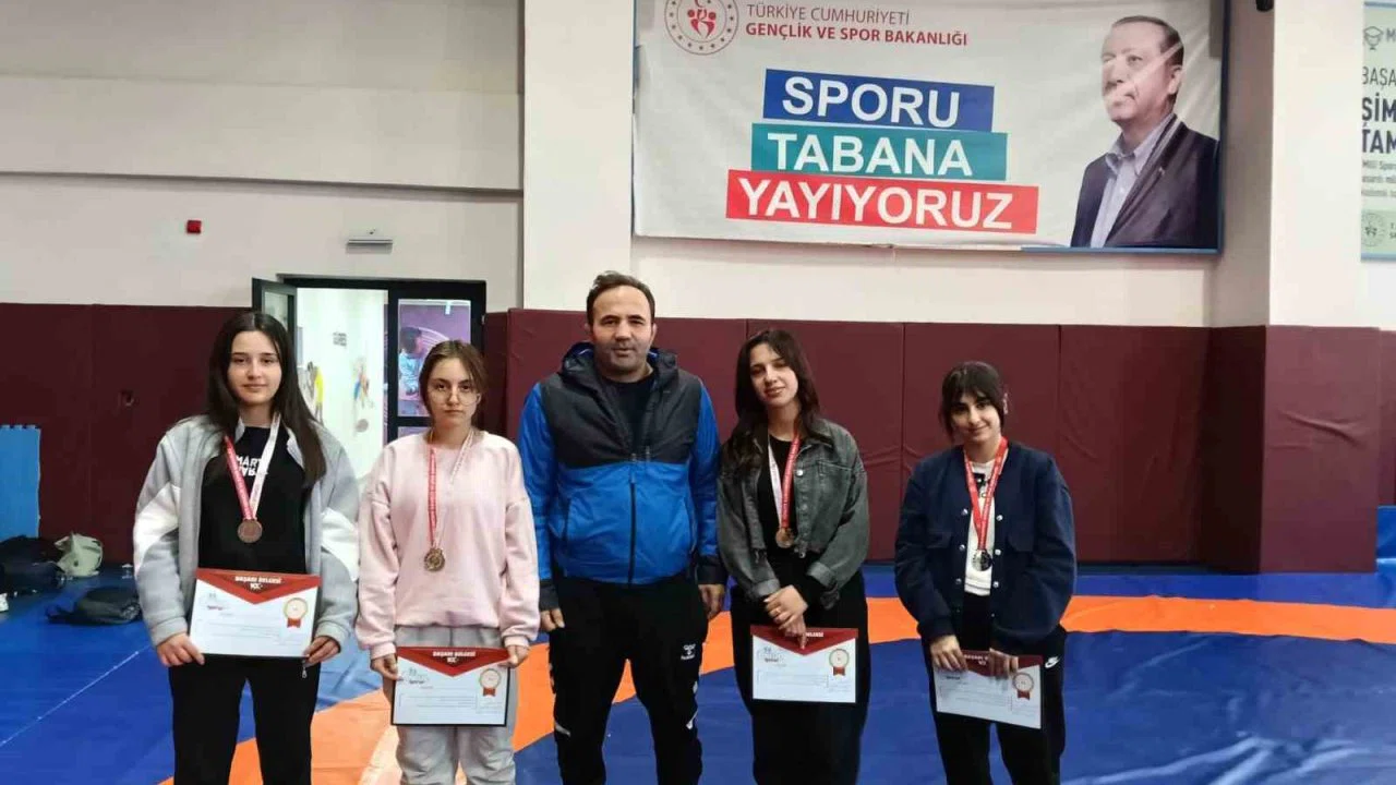 Çataklı öğrencilerden güreş müsabakalarında çifte başarı