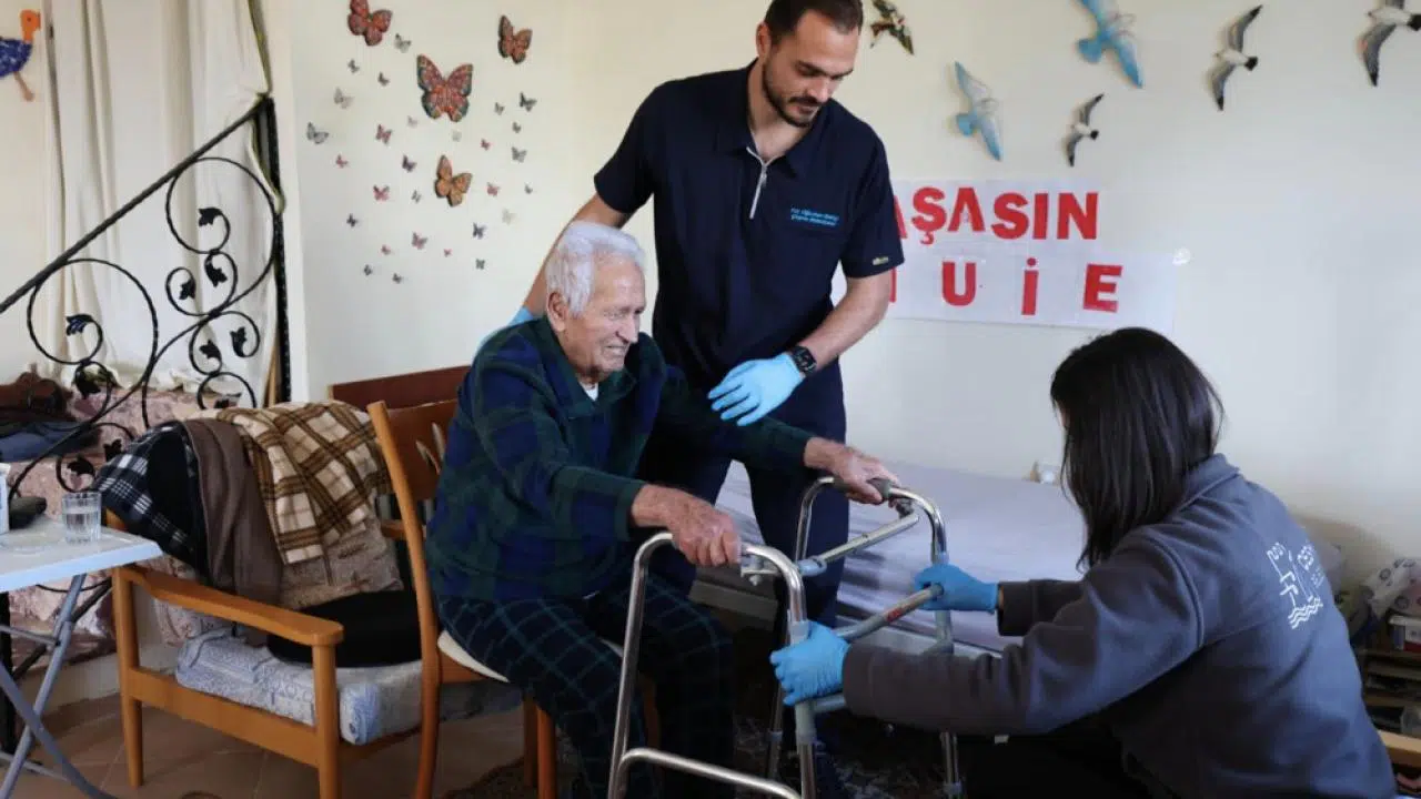 Çeşme Belediyesinden bayram öncesi anlamlı destek:   Ev temizliği ve kişisel bakım hizmeti