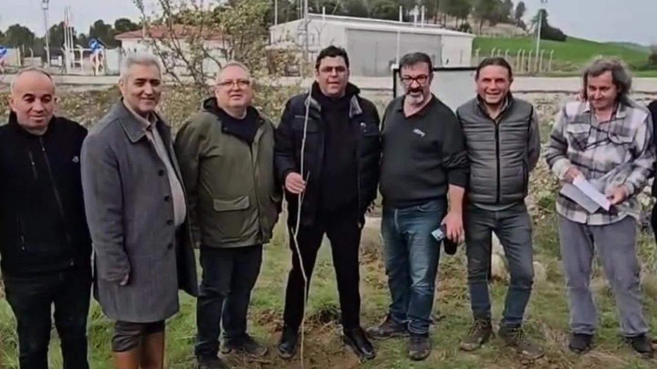 CHP’li başkandan galoşlu fidan dikimi