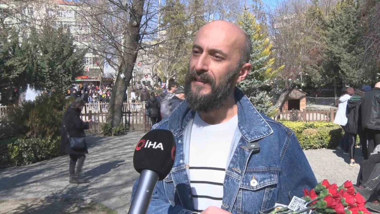 "Çiçek Doktoru" Dünya Kadınlar Günü’nde kadına yönelik şiddete karanfil ile dikkat çekti