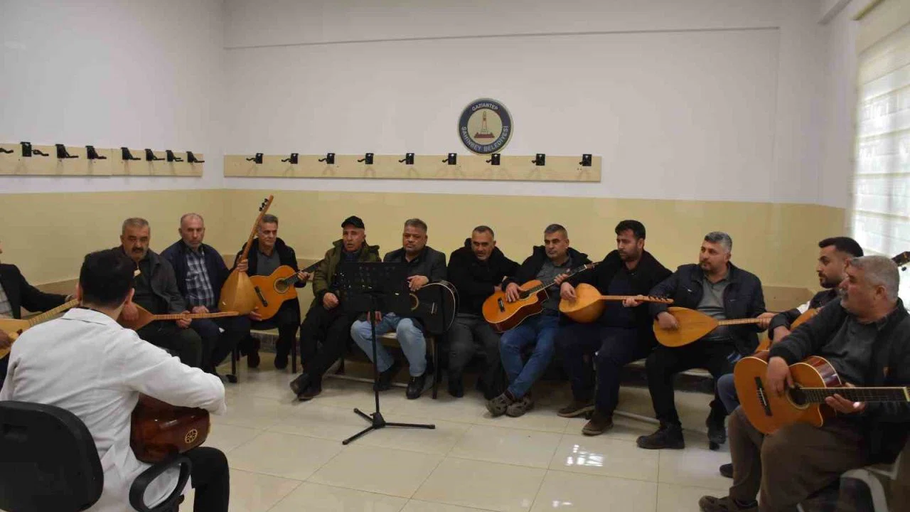Çiftçiler müzik kursunda gitar ve bağlama öğreniyor