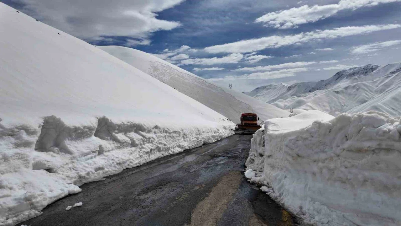 Çığ düşen yolu açma çalışmaları başlatıldı