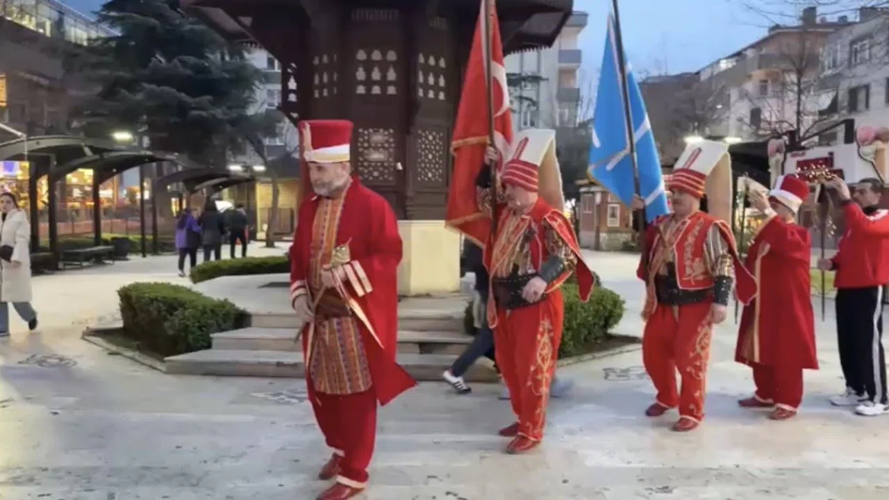 Davetli oldukları iftara mehter takımı ile gittiler