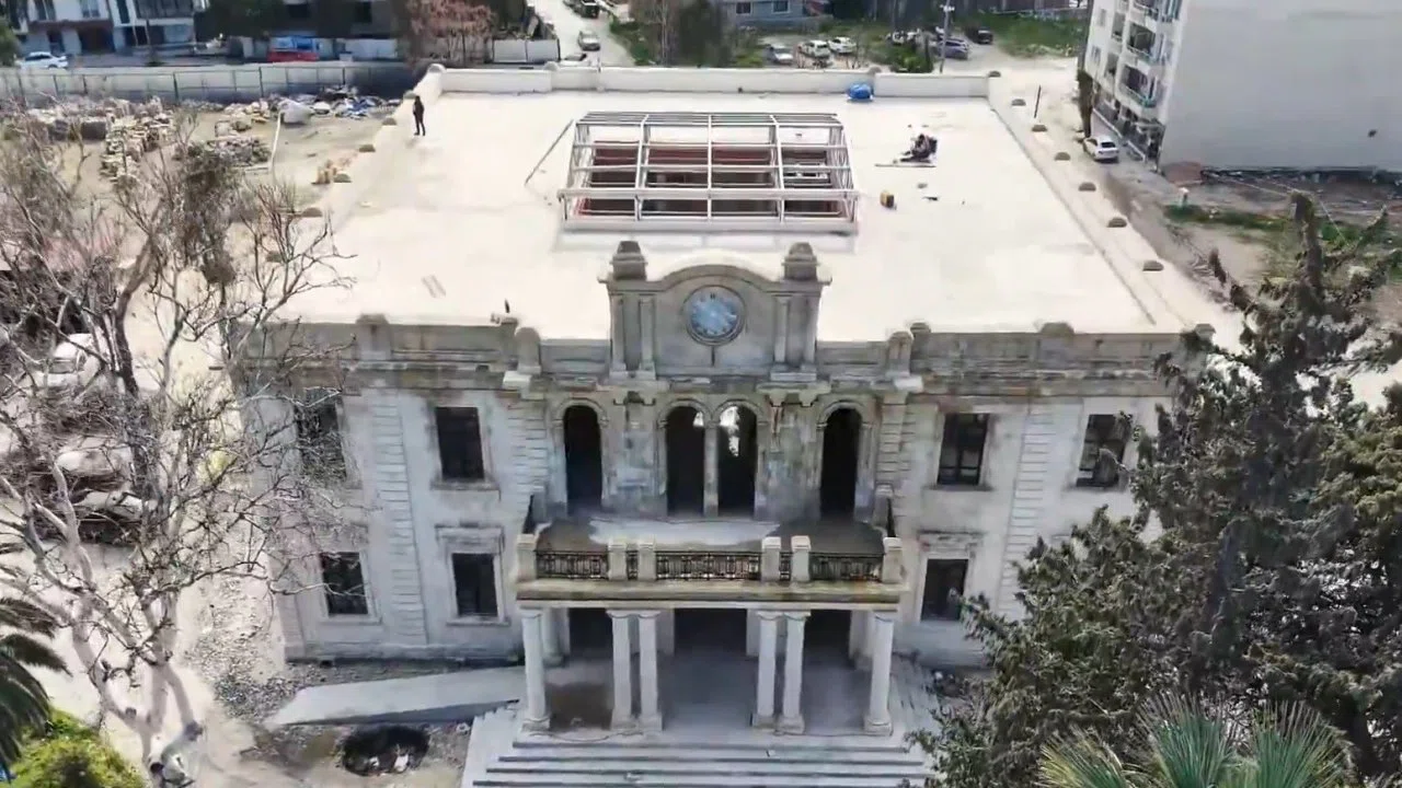 Depremde zarar gören tarihi valilik binası aslına uygun şekilde inşa ediliyor