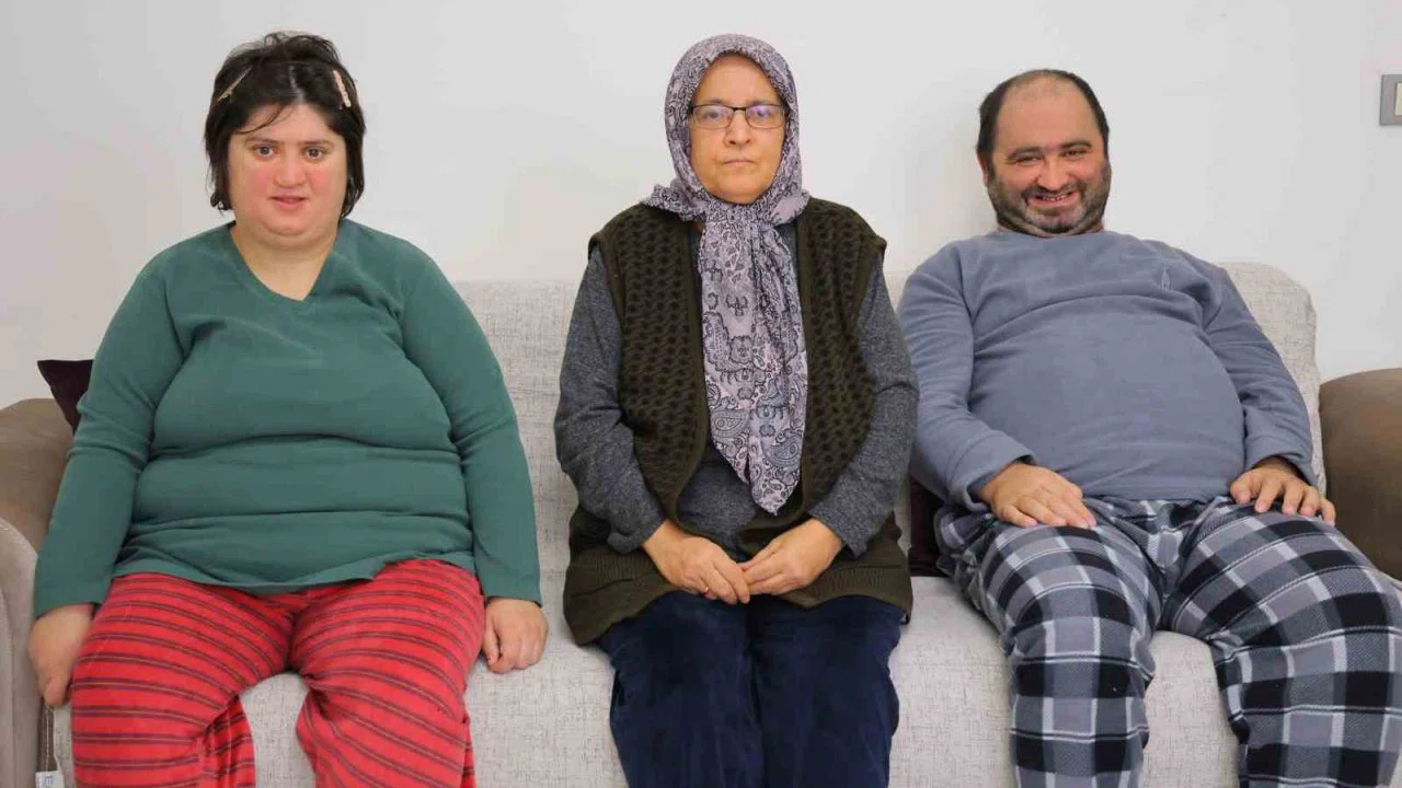 Depremzede anne iki down sendromlu çocuğuyla yeni evine kavuştu