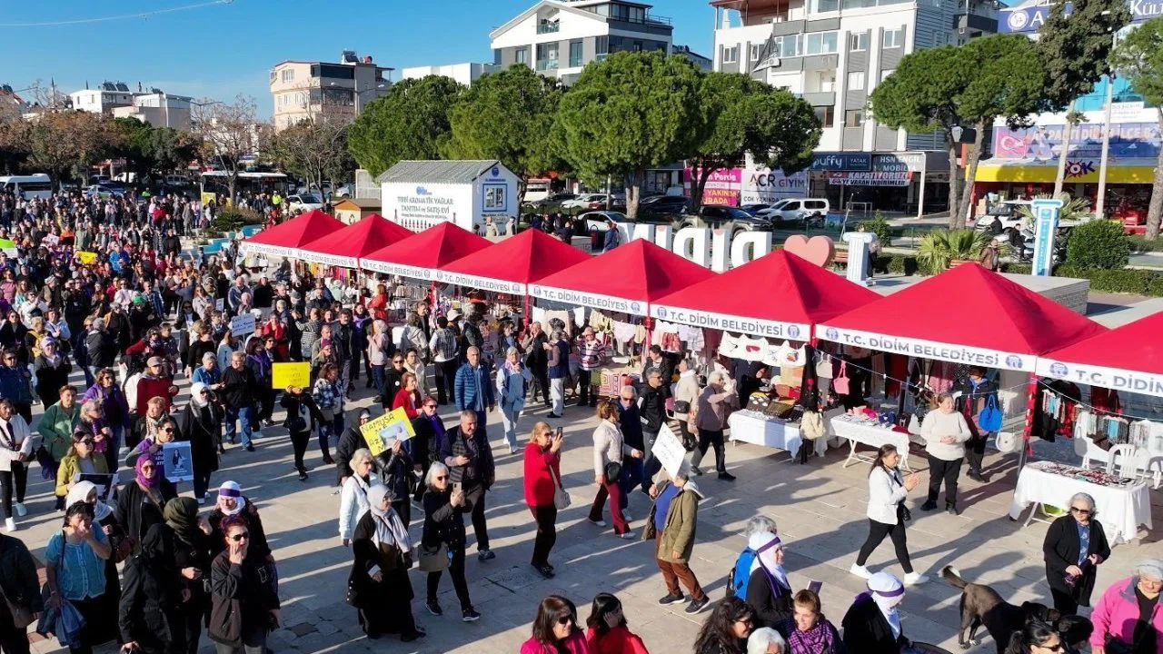 Didim’de Emekçi Kadınlar Pazarı kent meydanında açıldı