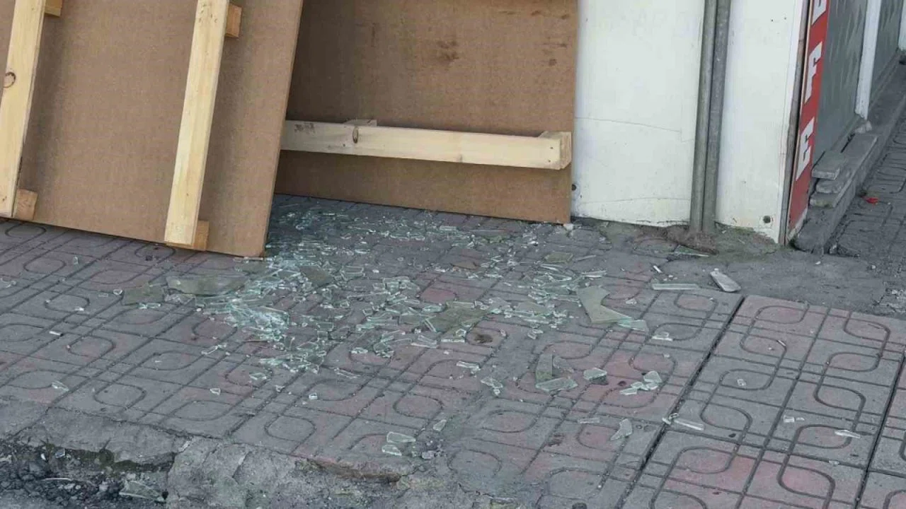Diyarbakır’da çarpışan araçlardan biri iş yerine daldı