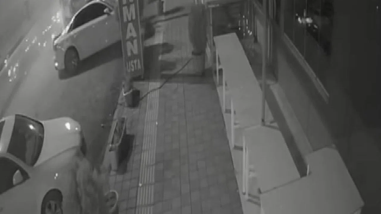 Diyarbakır’da devrilen tırın 7 araca çarpma anı kameraya yansıdı