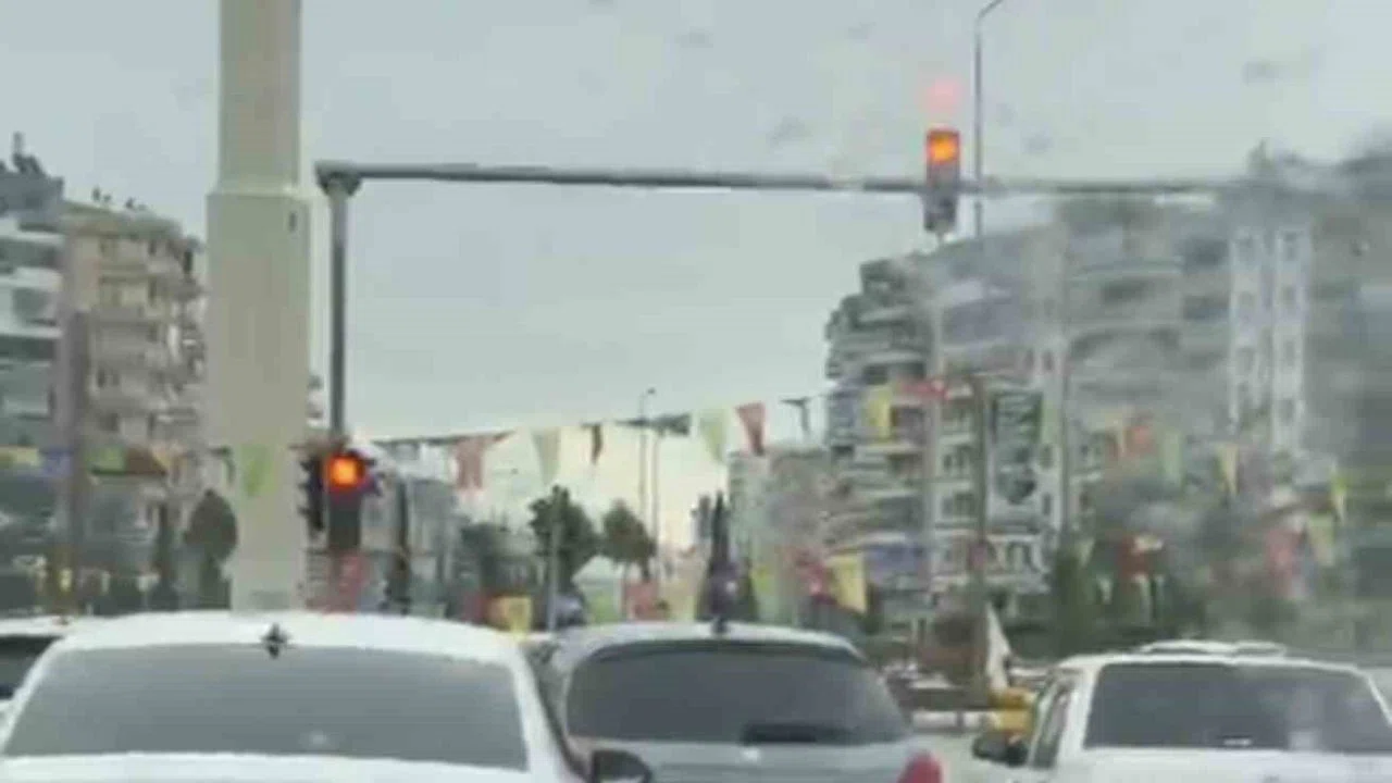 Diyarbakır’da sağanak nedeniyle cadde ve sokaklar adeta göle döndü