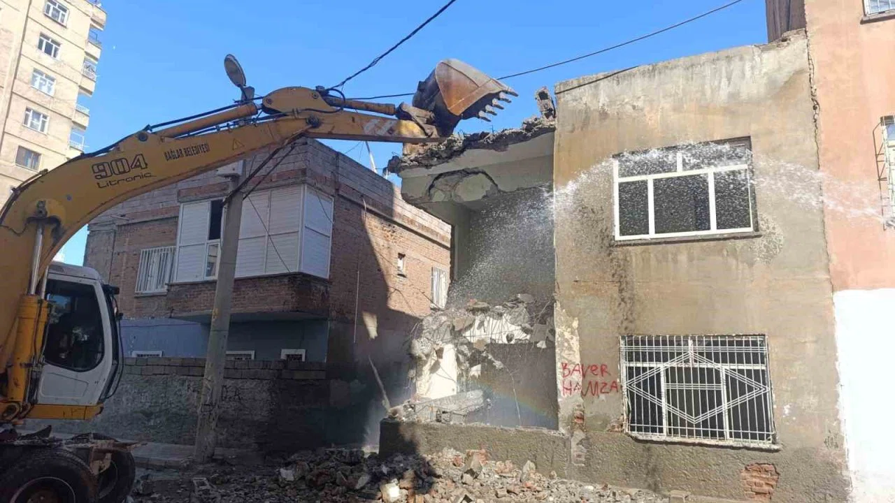 Diyarbakır’da tehlike saçan metruk yapılar yıkılıyor