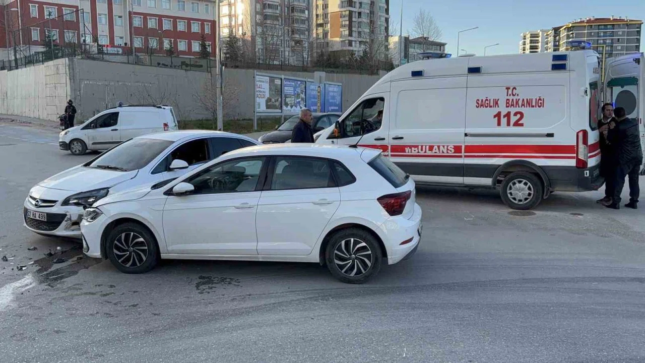 Edirne’de iki otomobil çarpıştı: 2 yaralı