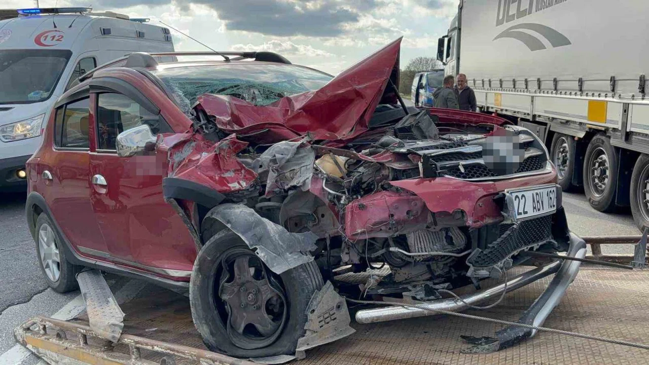 Edirne’de otomobil tıra çarptı, 1 kişi yaralandı: Kaza anı kamerada