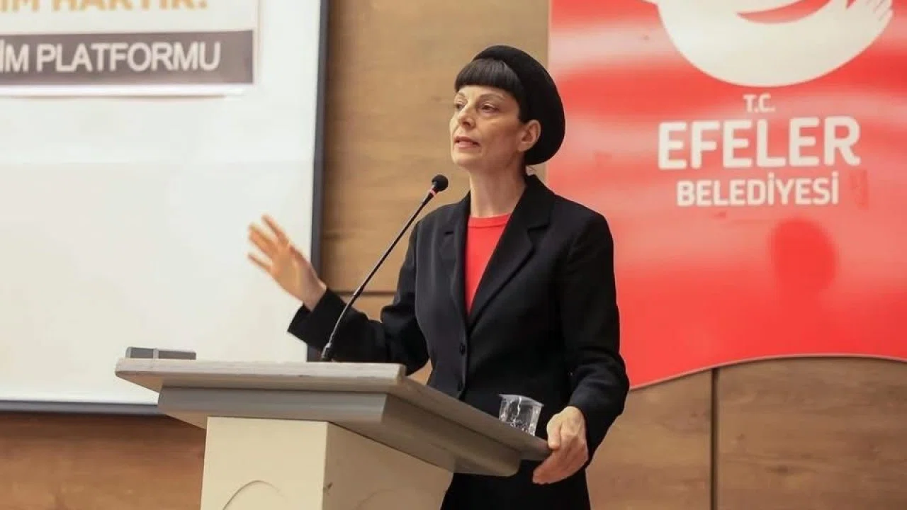 Efeler’de ’Dönüm Noktasında Cumhuriyet’ konuşuldu