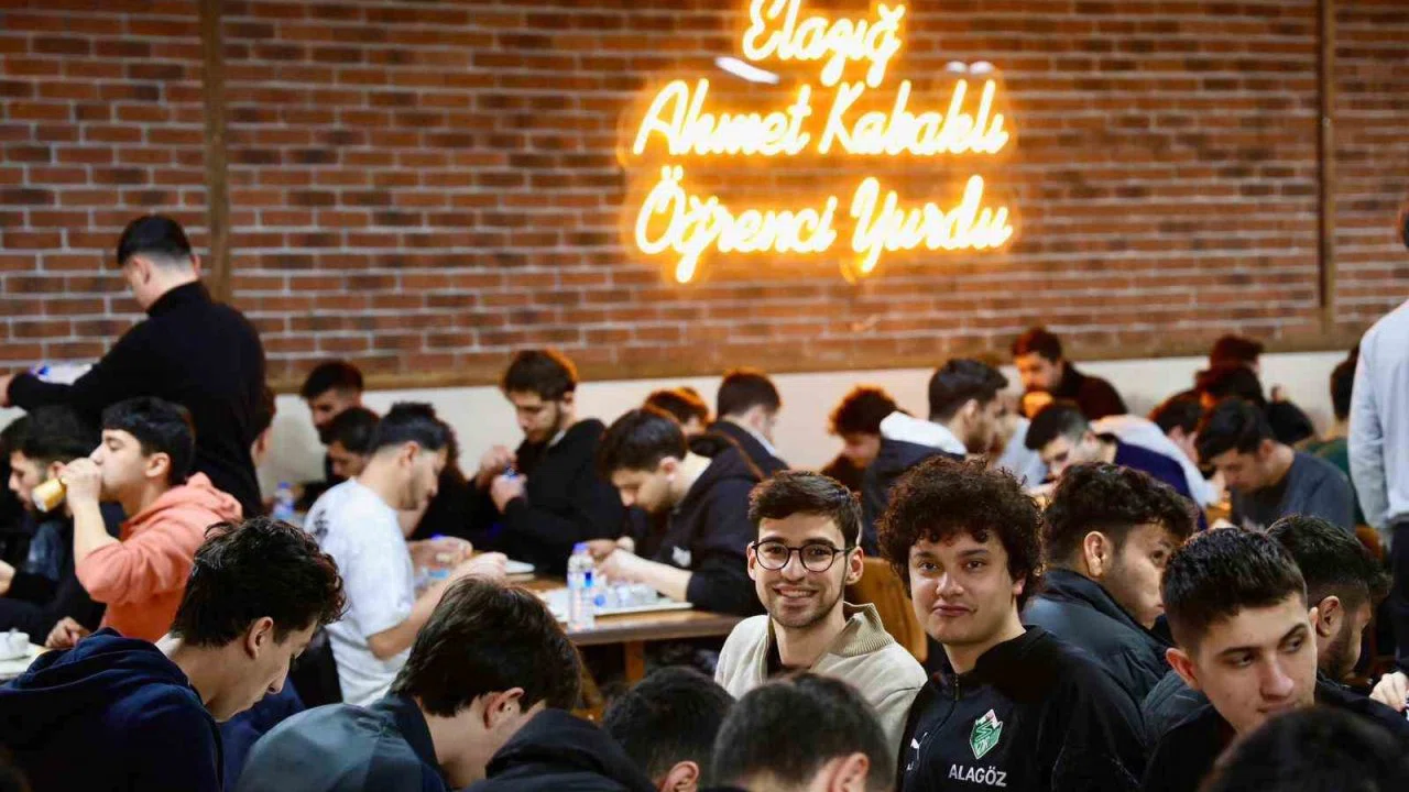 Elazığ Valisi Hatipoğlu, iftarda gençlerle buluştu