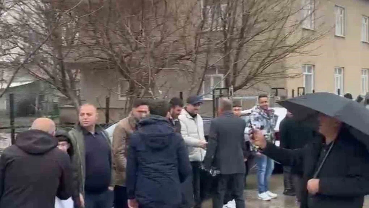 Elazığ’da  asırlık bayramlaşma geleneğinde metrelerce kuyruk