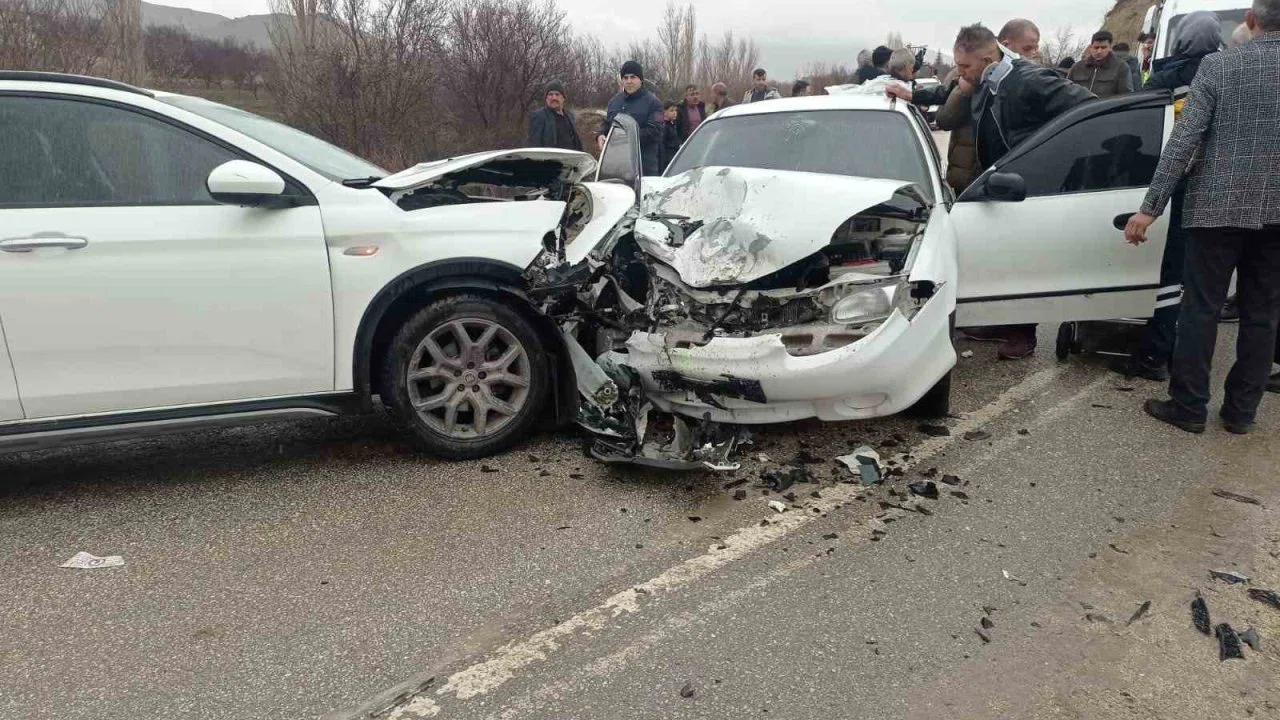 Elazığ’da iki otomobil çarpıştı: 9 yaralı