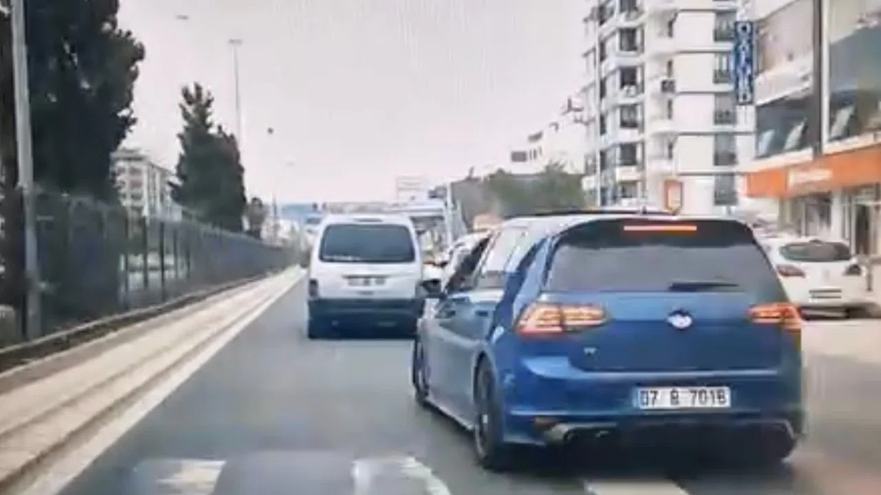 Elazığ’da makas atan araç kameralara yansıdı