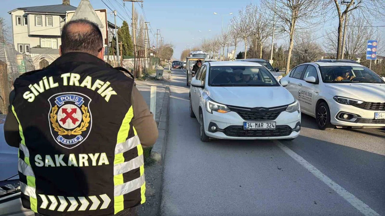 Emniyet şeridinde gidenler drona yakalandı: 10 dakikada 15 araca 300 bin lira ceza