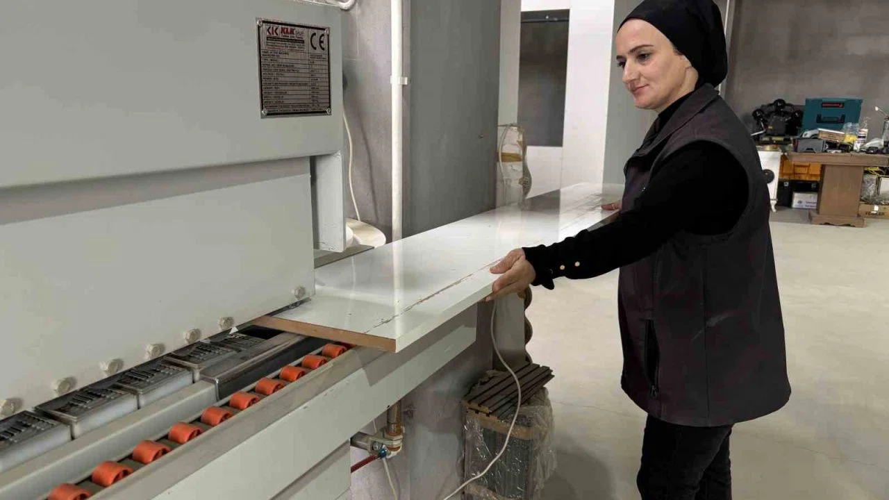 Enkazdan atölyeye bir hayat mücadelesi: İki çocuk annesi mobilyaya şekil veriyor