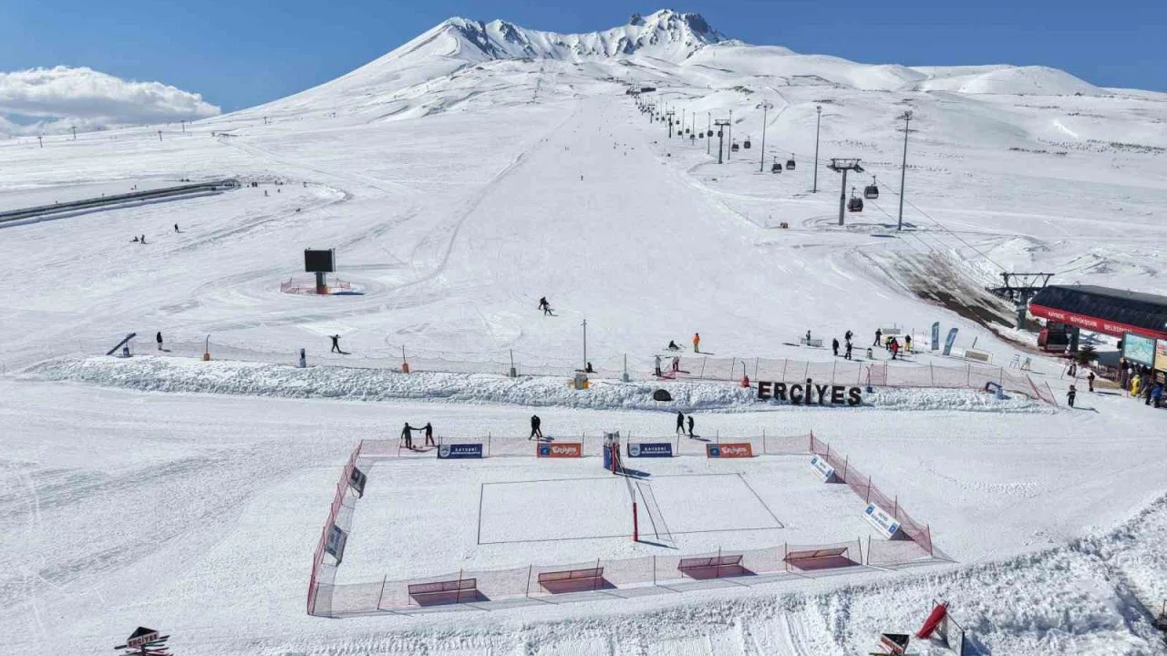 Erciyes’te kar voleybolu heyecanı başlıyor