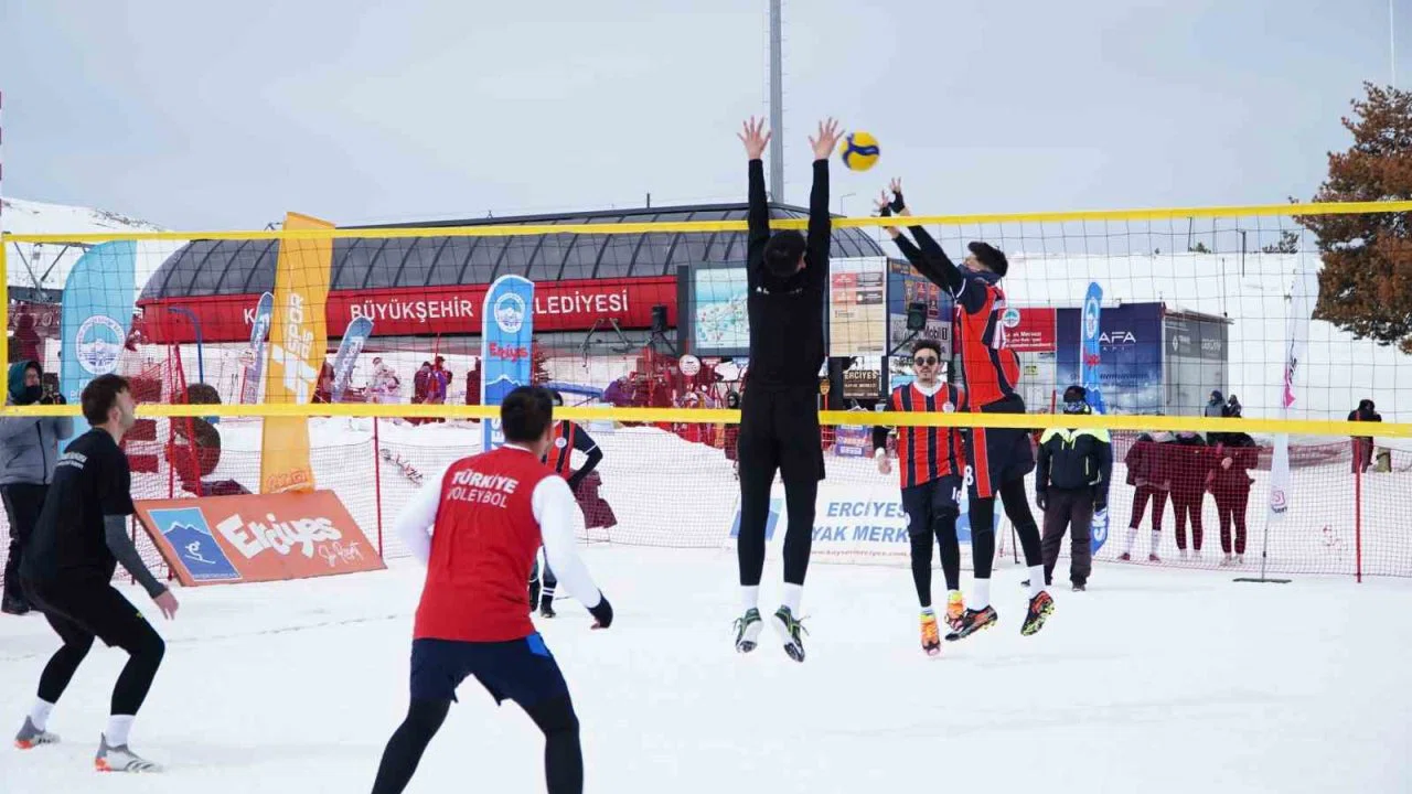 Erciyes’te kar voleybolu heyecanı