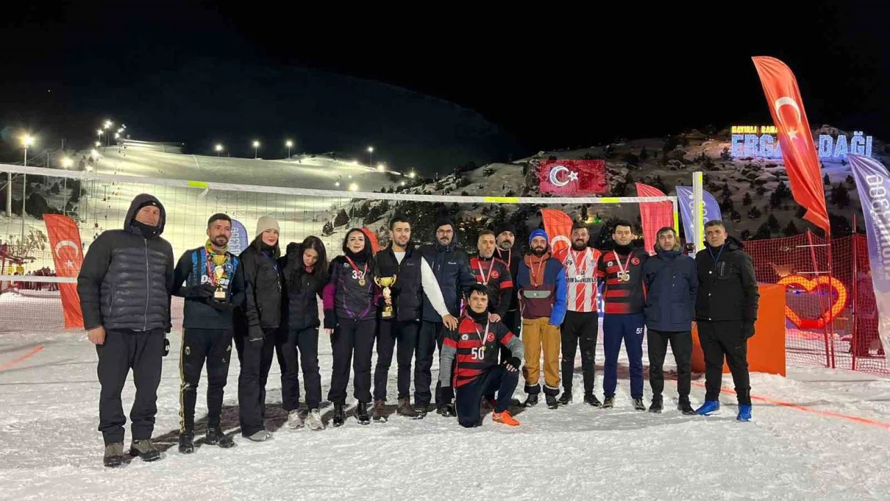Ergan Dağı’nda kurumlar arası kar voleybolu turnuvası tamamlandı