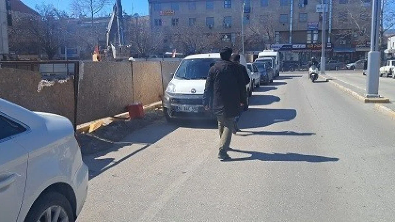 Erzincan’da inşaat çalışmaları yayaları tehlikeye atıyor