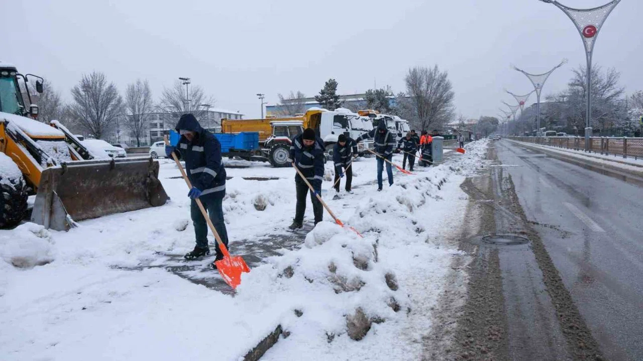 Erzincan’da karla mücadele çalışmaları sürüyor