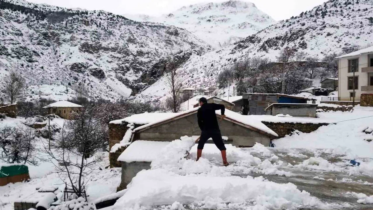 Erzincan’da köylerde karla mücadele sürüyor