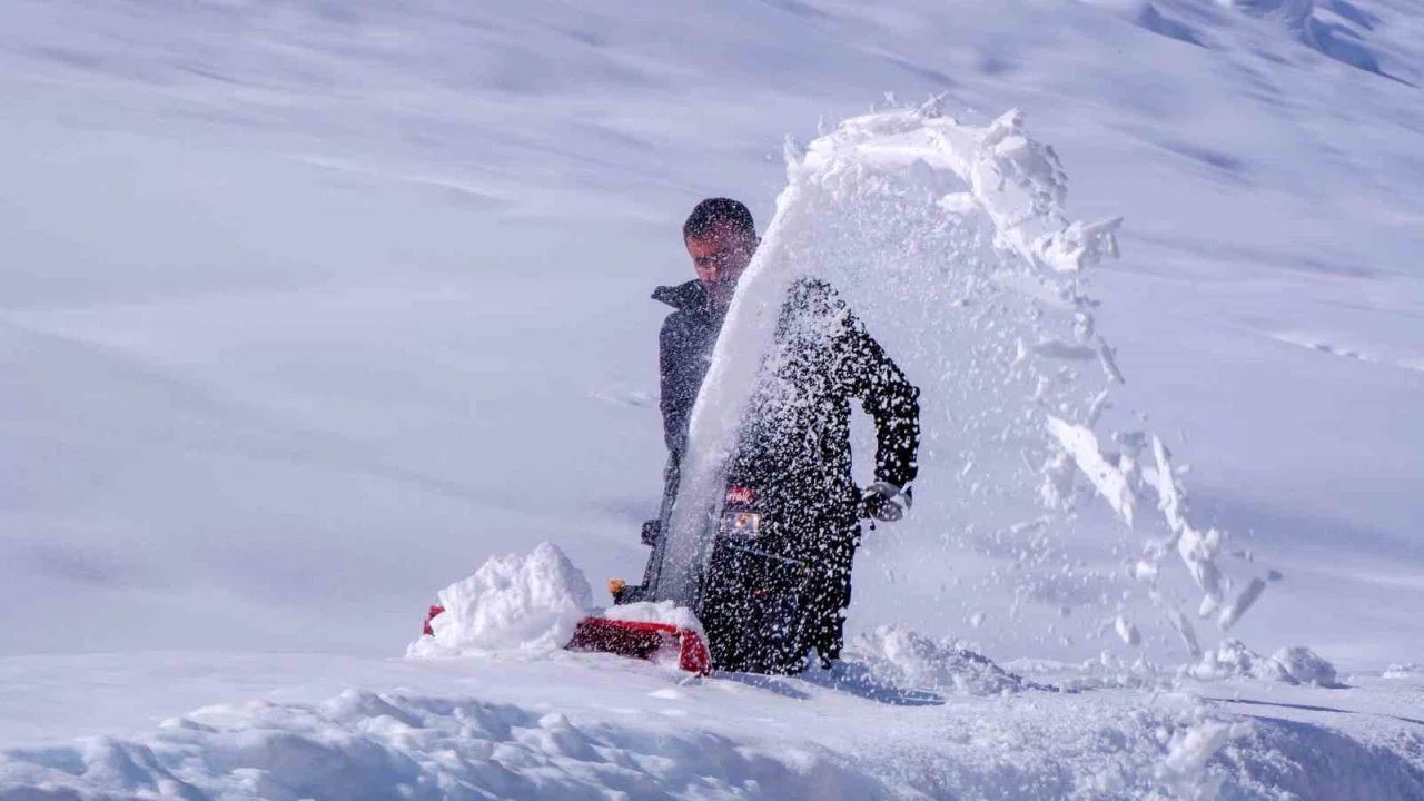 Erzurum’da kar yağışı durdu, çilesi devam ediyor