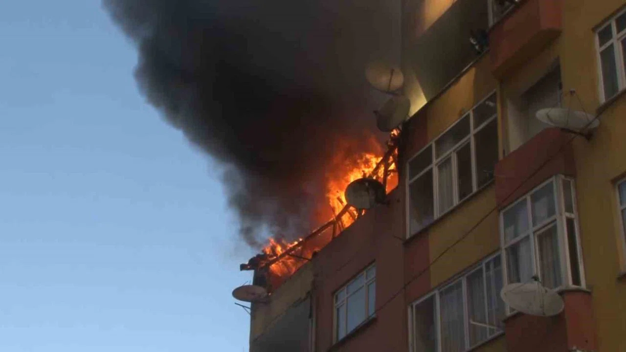 Esenler’de 4 katlı binanın çatısı alev alev yandı