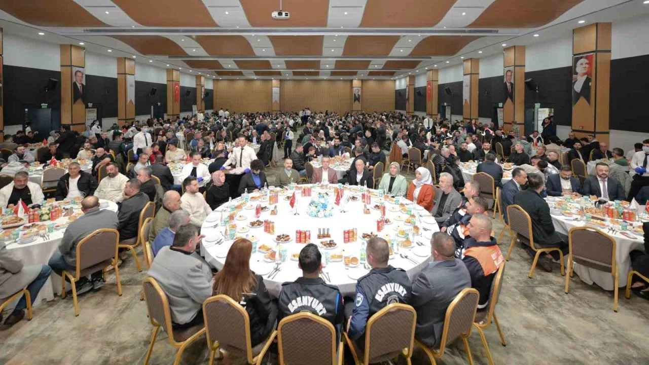 Esenyurt Belediye Başkan Vekili Can Aksoy, belediye personeli ile iftar programında bir araya geldi