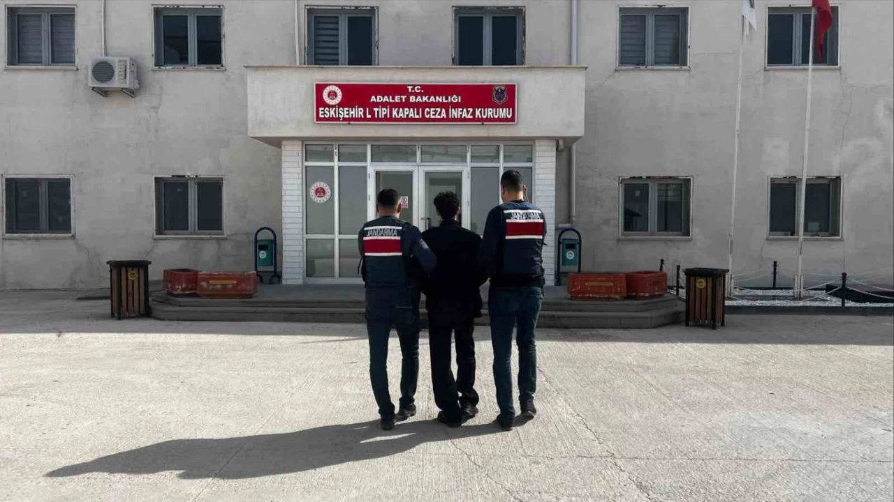 Eskişehir’de 10 yıl ve üzeri aranması bulunan 2 şahıs yakalandı