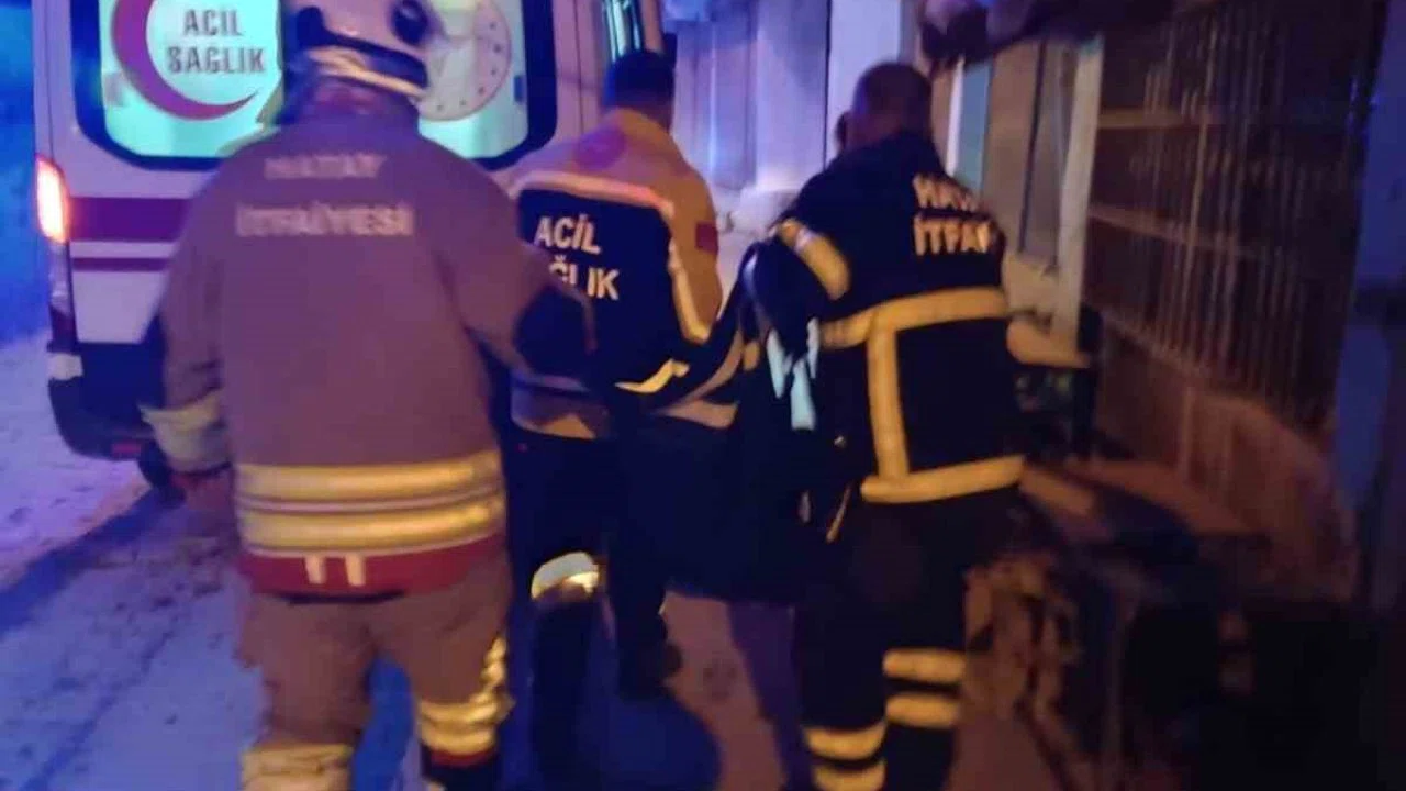 Ev yangınında dumandan etkilenen 2 kişi hastanelik oldu