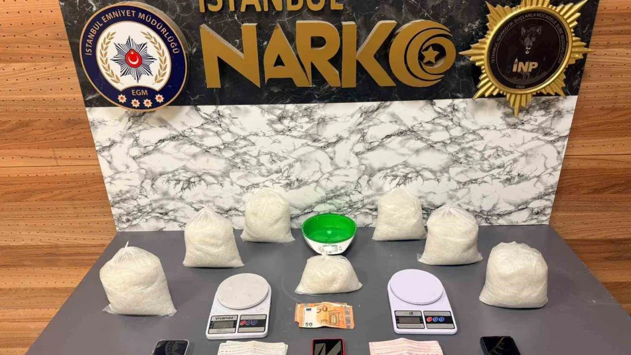 Fatih’te düzenlenen operasyonda 6 kilo 550 gram uyuşturucu madde ele geçirildi, 2 gözaltı