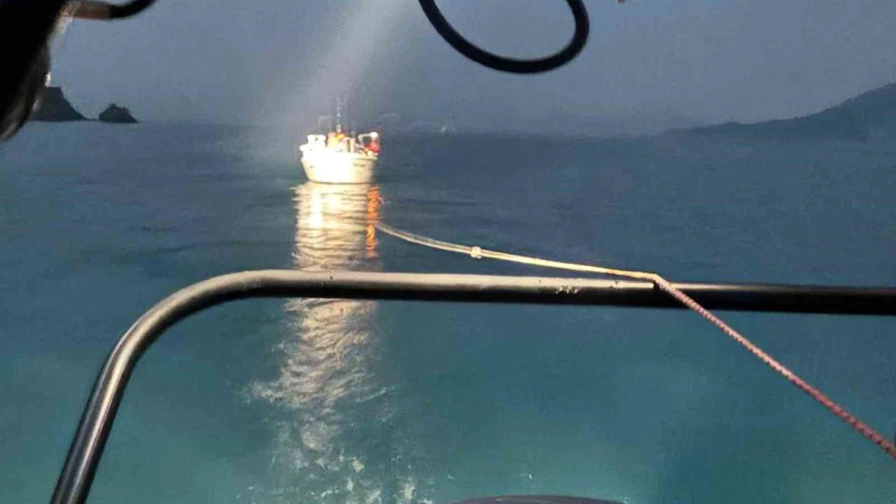 Fethiye’de makine arızası nedeniyle sürüklenen tekne kurtarıldı