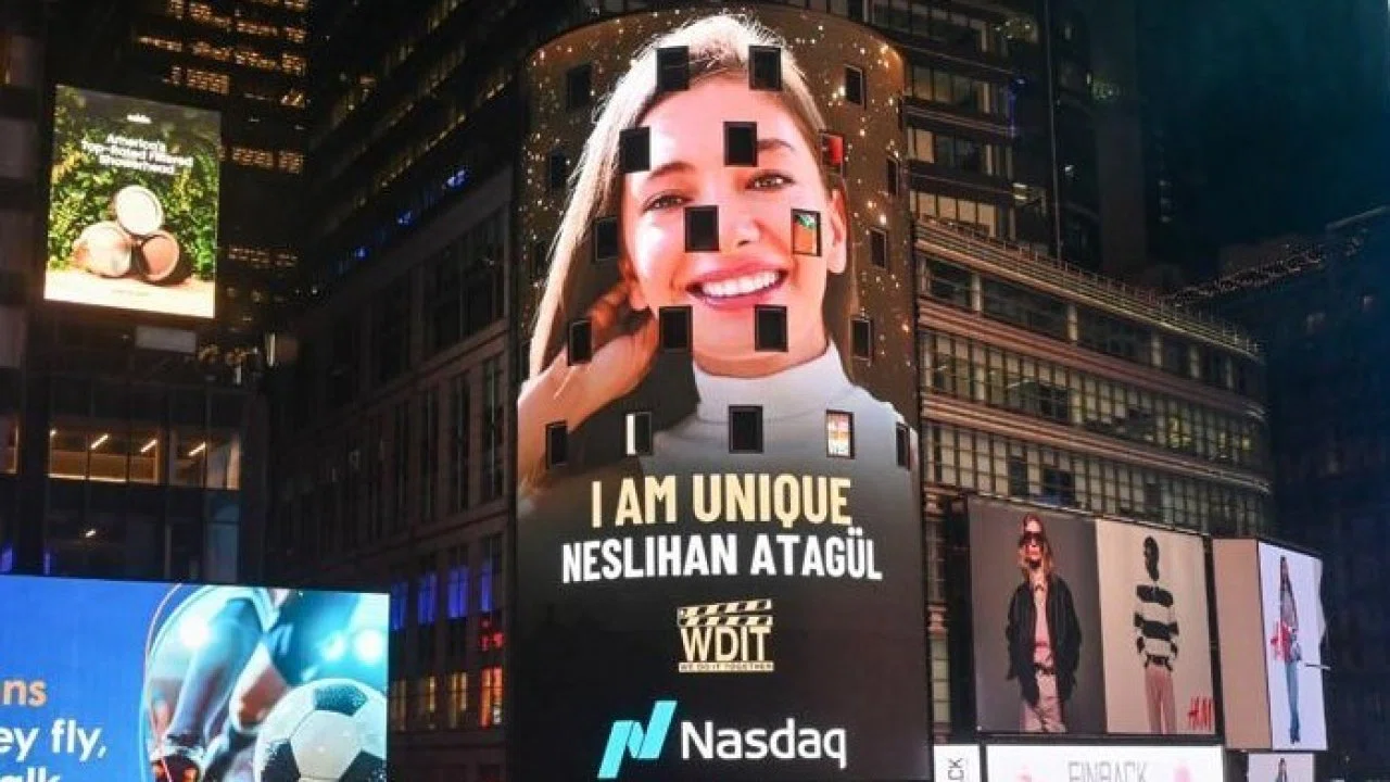 Gazeteci Aslıgül Atasagun ve oyuncu Neslihan Atagül’ün yer aldığı "I AM" kampanyası New York’u aydınlattı