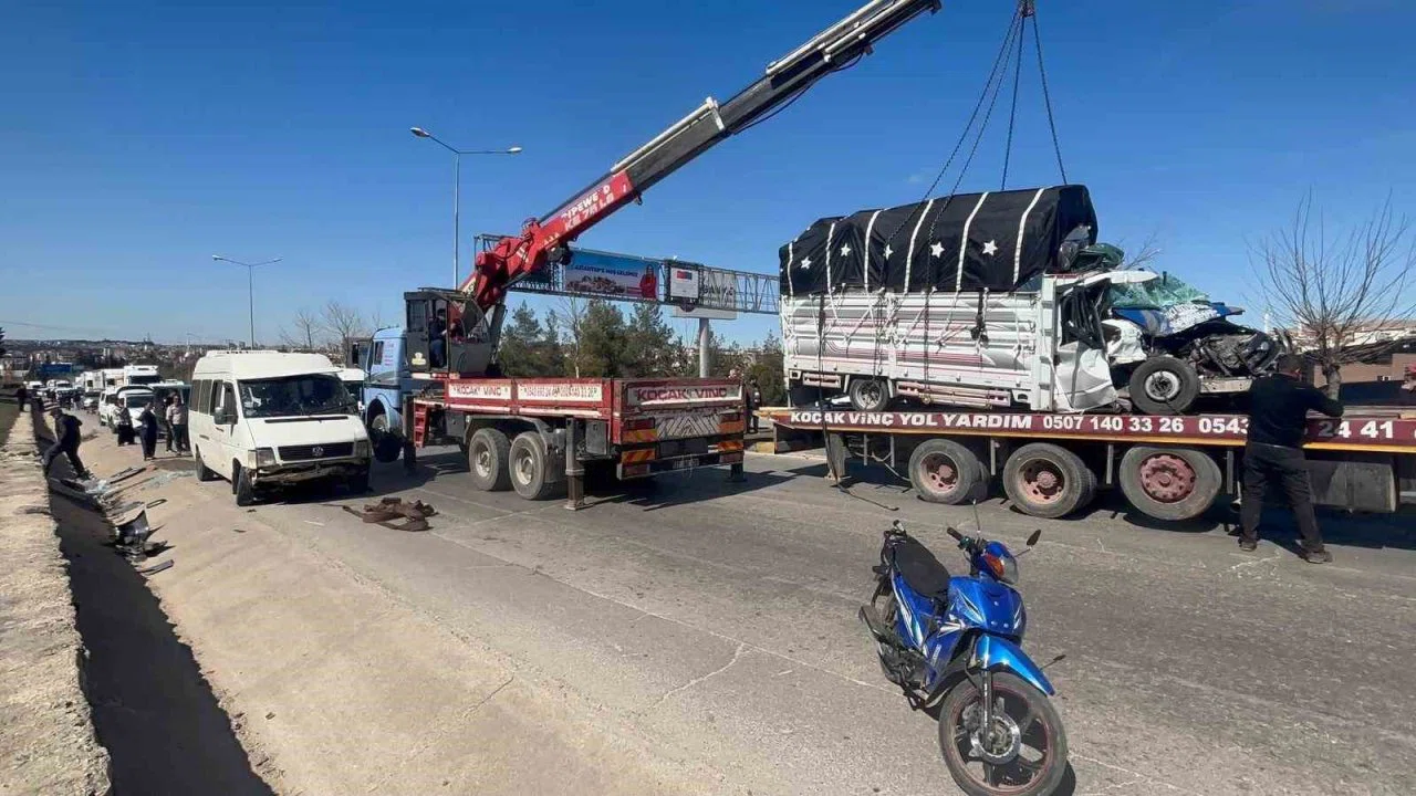 Gaziantep’te minibüs ile kamyonet çarpıştı: 4 yaralı