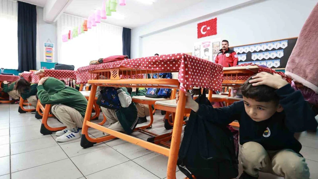 Gebze’de ilkokul öğrencilerine yönelik deprem tatbikatı yapıldı